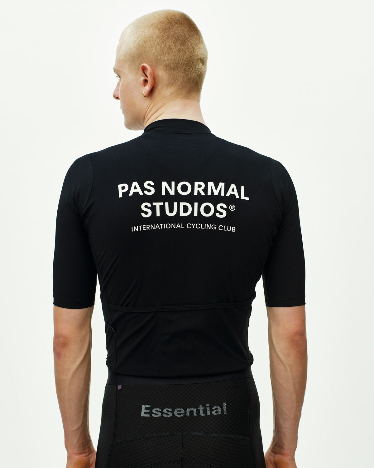 Maillot Corto Pas Normal Studios Essential en Black, vista trasera sobre ciclista #Color_Black
