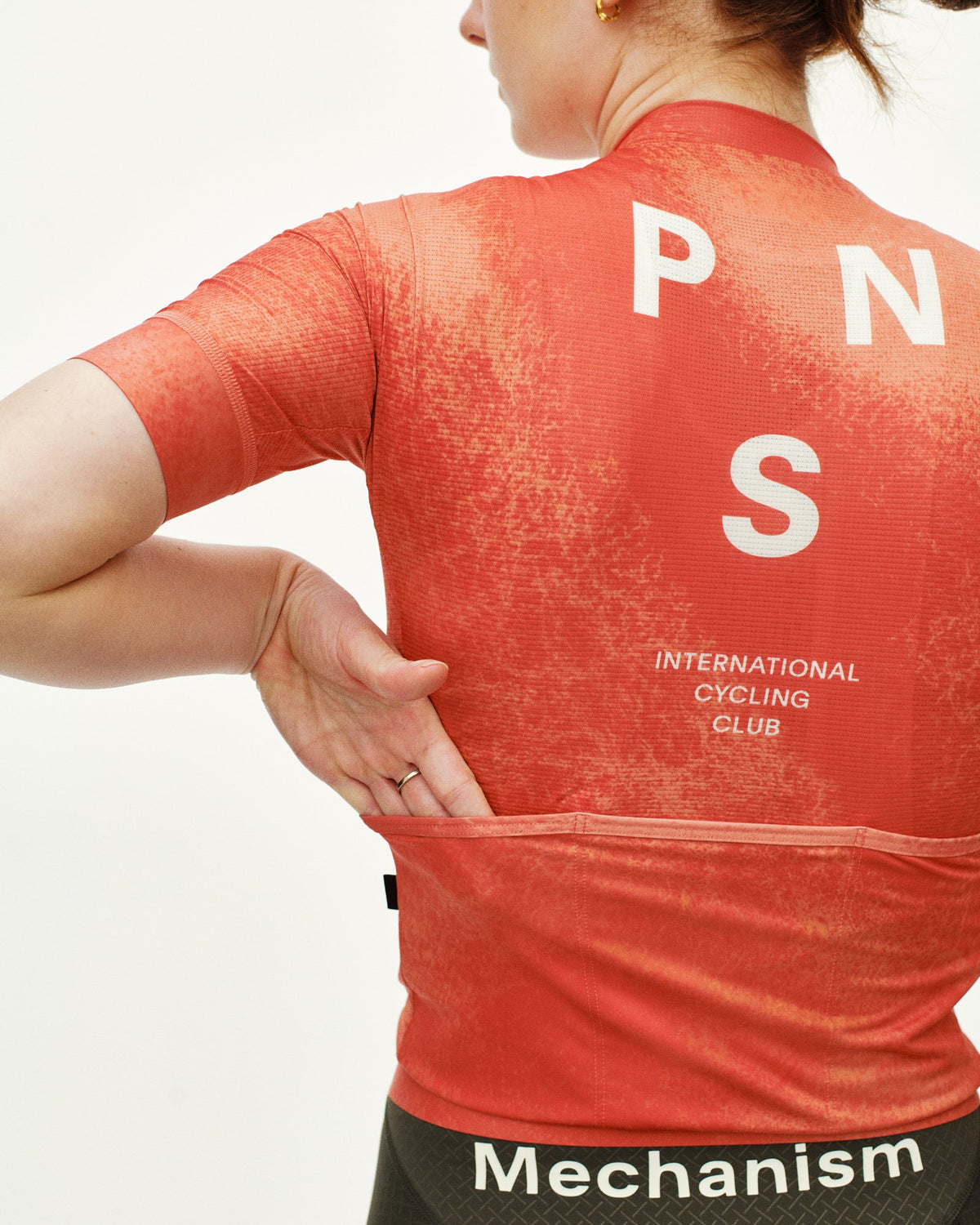 Maillot Corto Mujer Pas Normal Studios Mechanism en AOP Hibiscus Orange, detalle de la espalda #Color_AOP Hibiscus Orange