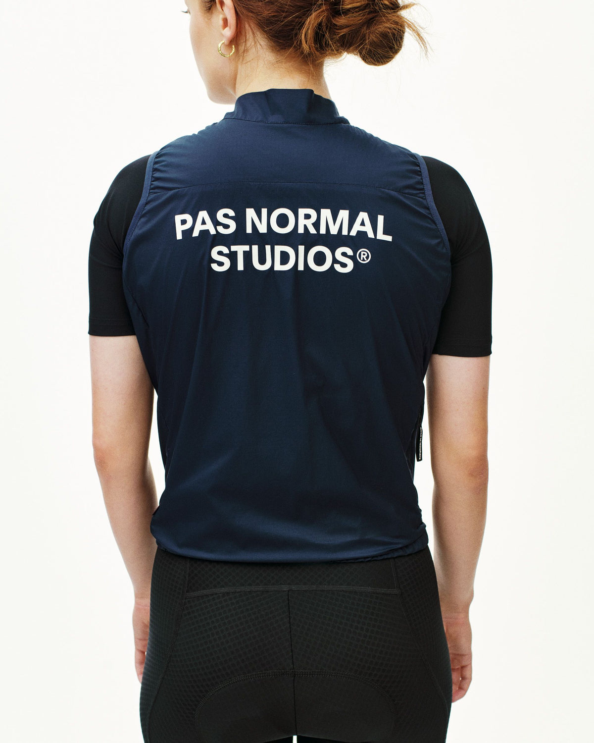 Chaleco Essential Insulated mujer Navy, vista trasera en modelo #Color_Navy