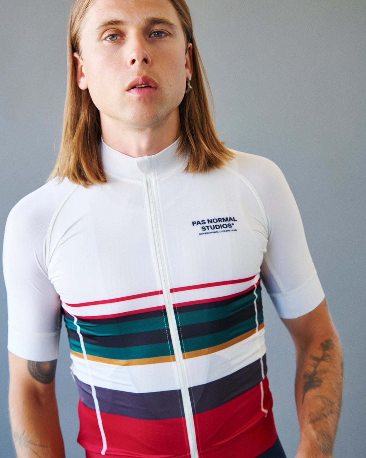 Maillot Corto Pas Normal Studios Mechanism en Off White, vista frontal sobre ciclista #Color_Off White