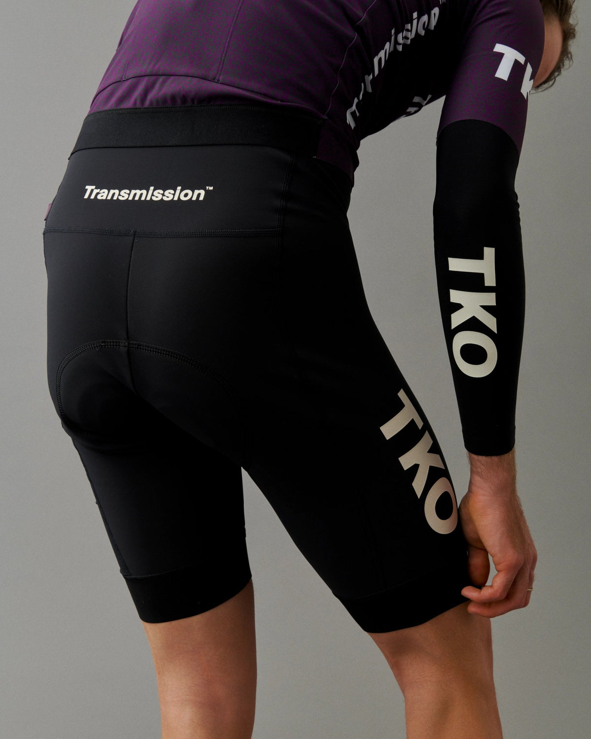 Culotte corto Pas Normal Studios T.K.O. Deep Winter en Black, detalle del logotipo T.K.O. en la pernera #Color_Black