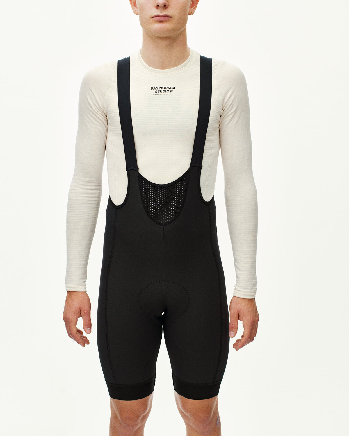Culotte corto Pas Normal Studios Mechanism Deep Winter en Black, llevado por el modelo, vista frontal #Color_Black