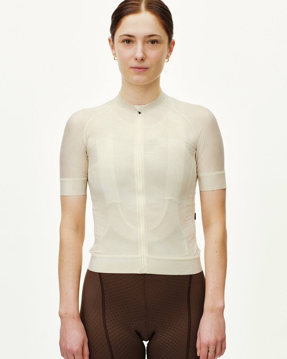 Maillot Corto Mujer Pas Normal Studios Mechanism en AOP Off White, foto de modelo frontal #Color_AOP Off White