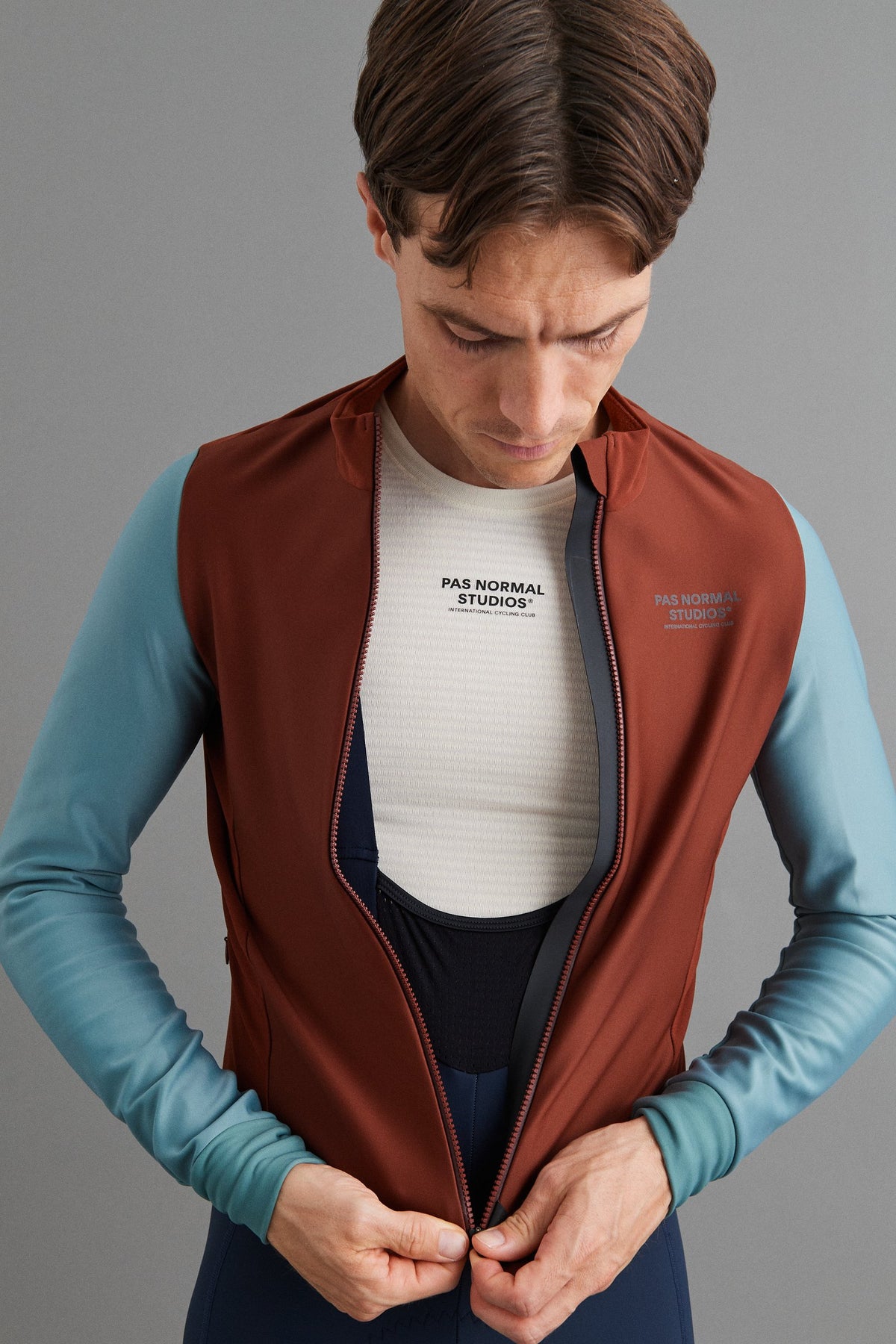 Maillot largo térmico Pas Normal Studios Mechanism Thermal en Mahogany / Dusty Teal, detalle de la cremallera #Color_Mahogany / Dusty Teal