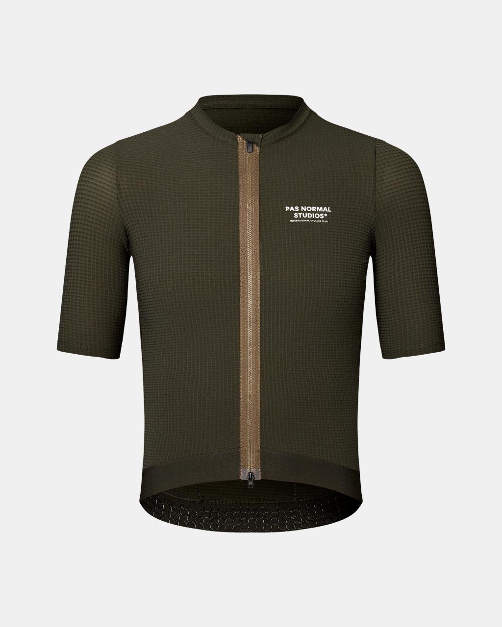 Maillot Corto Pas Normal Studios Escapism en Dark Olive, producto plano sobre fondo #Color_Dark Olive