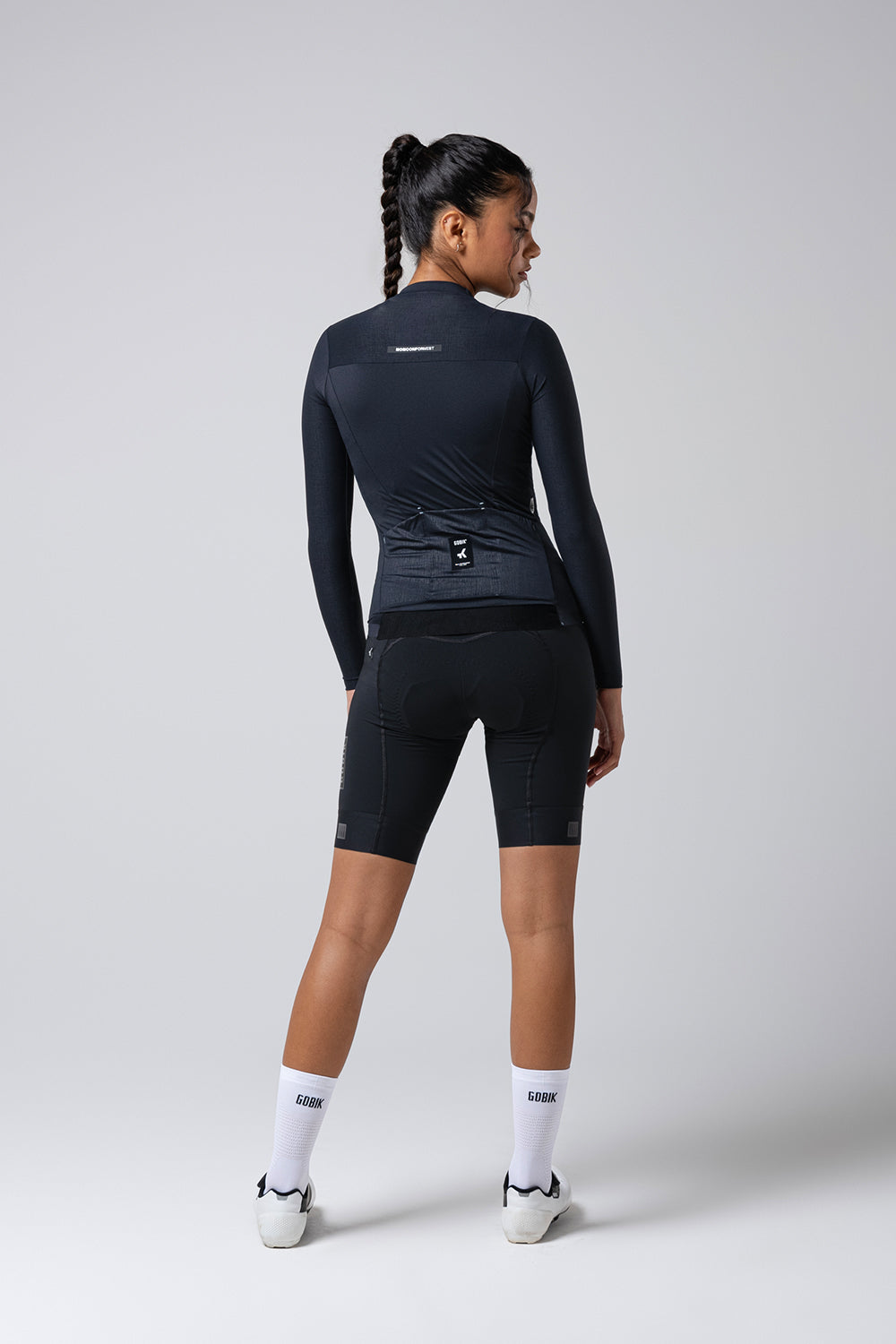 Maillot Gobik Avalon en Ink Black, vista trasera sobre modelo #Color_Ink Black