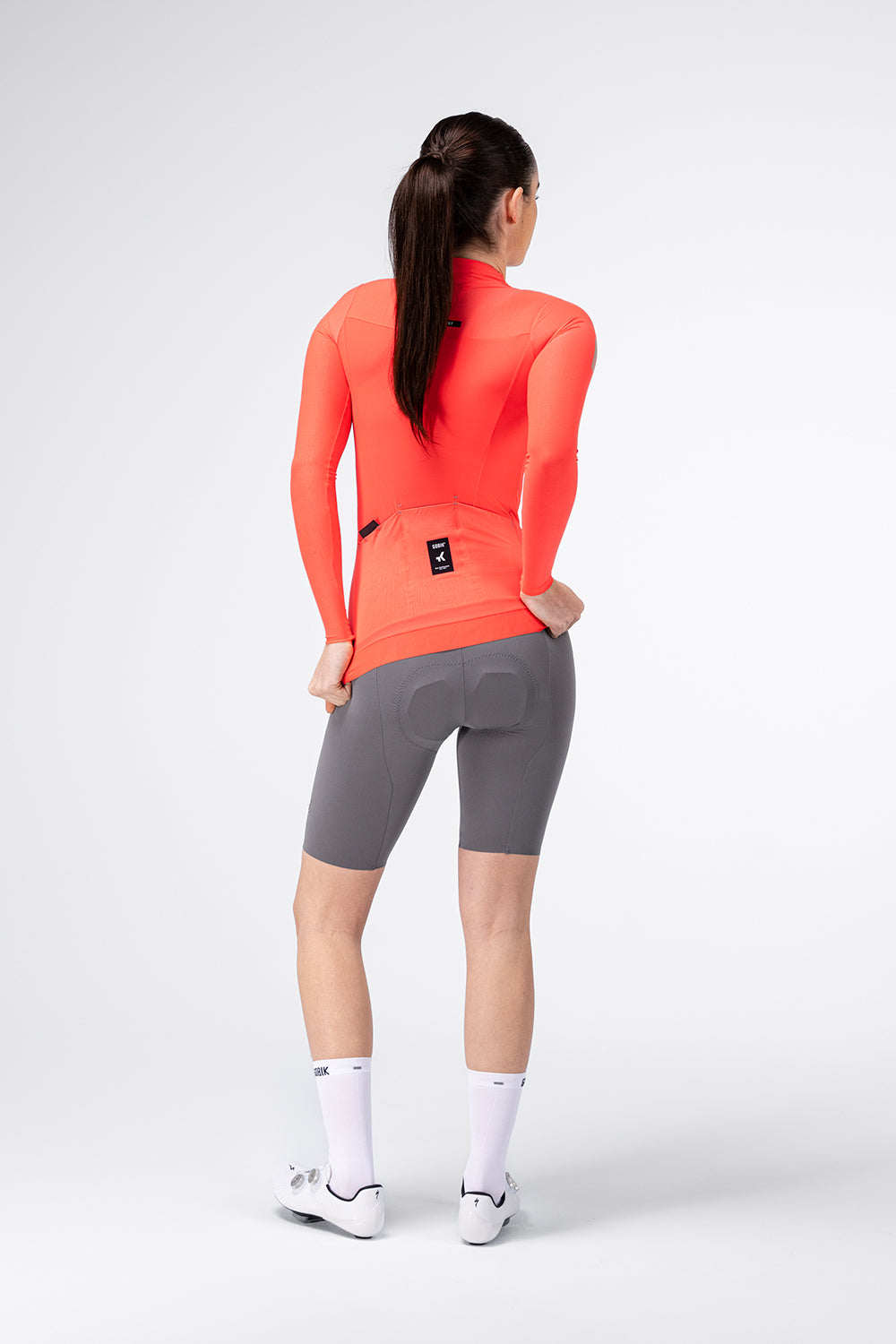 Maillot Gobik Avalon en Lava, vista trasera, llevado por la modelo #Color_Lava