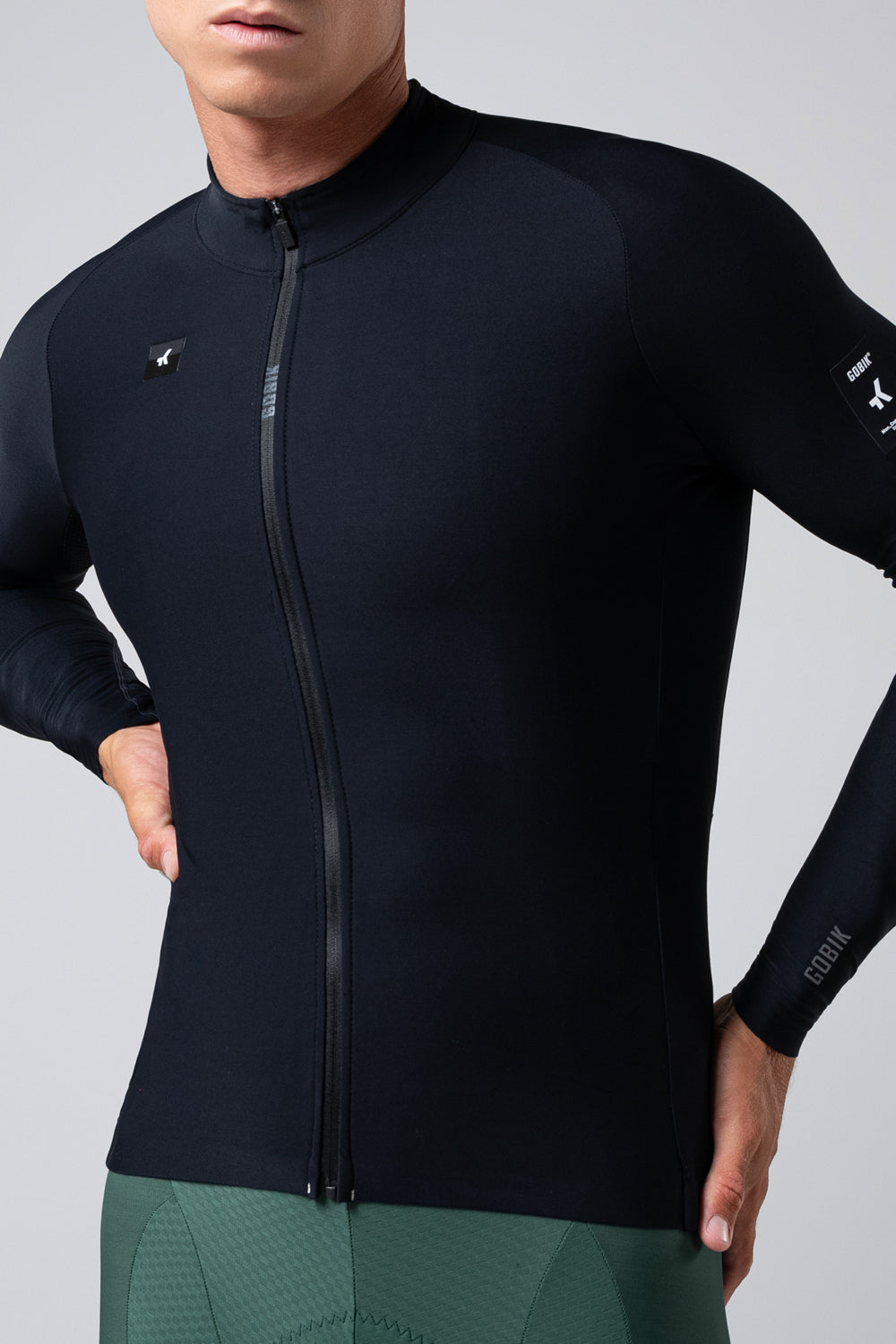 Maillot Gobik Pacer Solid 2.0 en Jasper, detalle del cuello y la cremallera #Color_Jasper