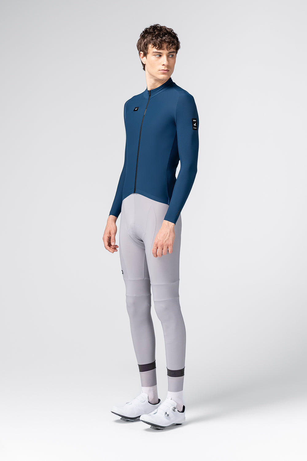 Maillot Gobik Pacer Solid 2.0 en Assault, vista frontal sobre modelo #Color_Assault