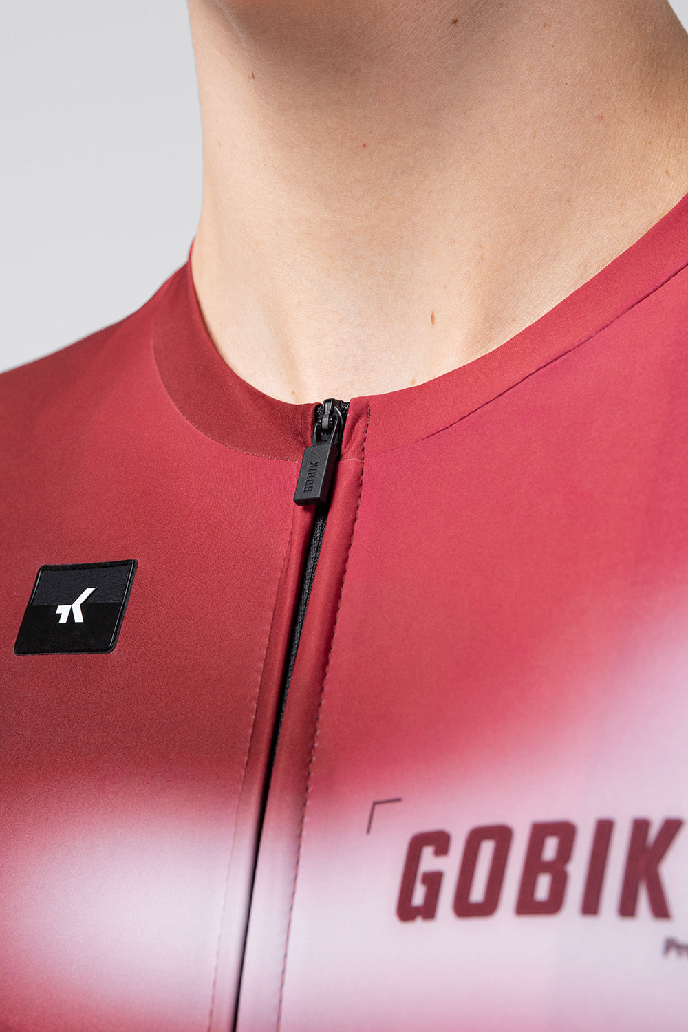 Maillot Gobik Vanquish en Monarch, detalle del cuello y la cremallera #Color_Monarch