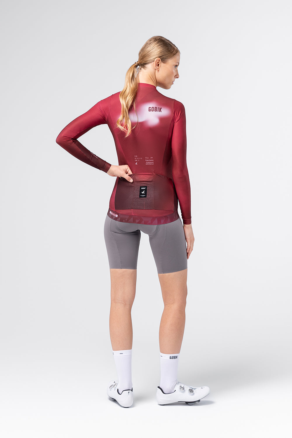 Maillot Gobik Vanquish en Monarch, vista trasera, llevado por la modelo #Color_Monarch