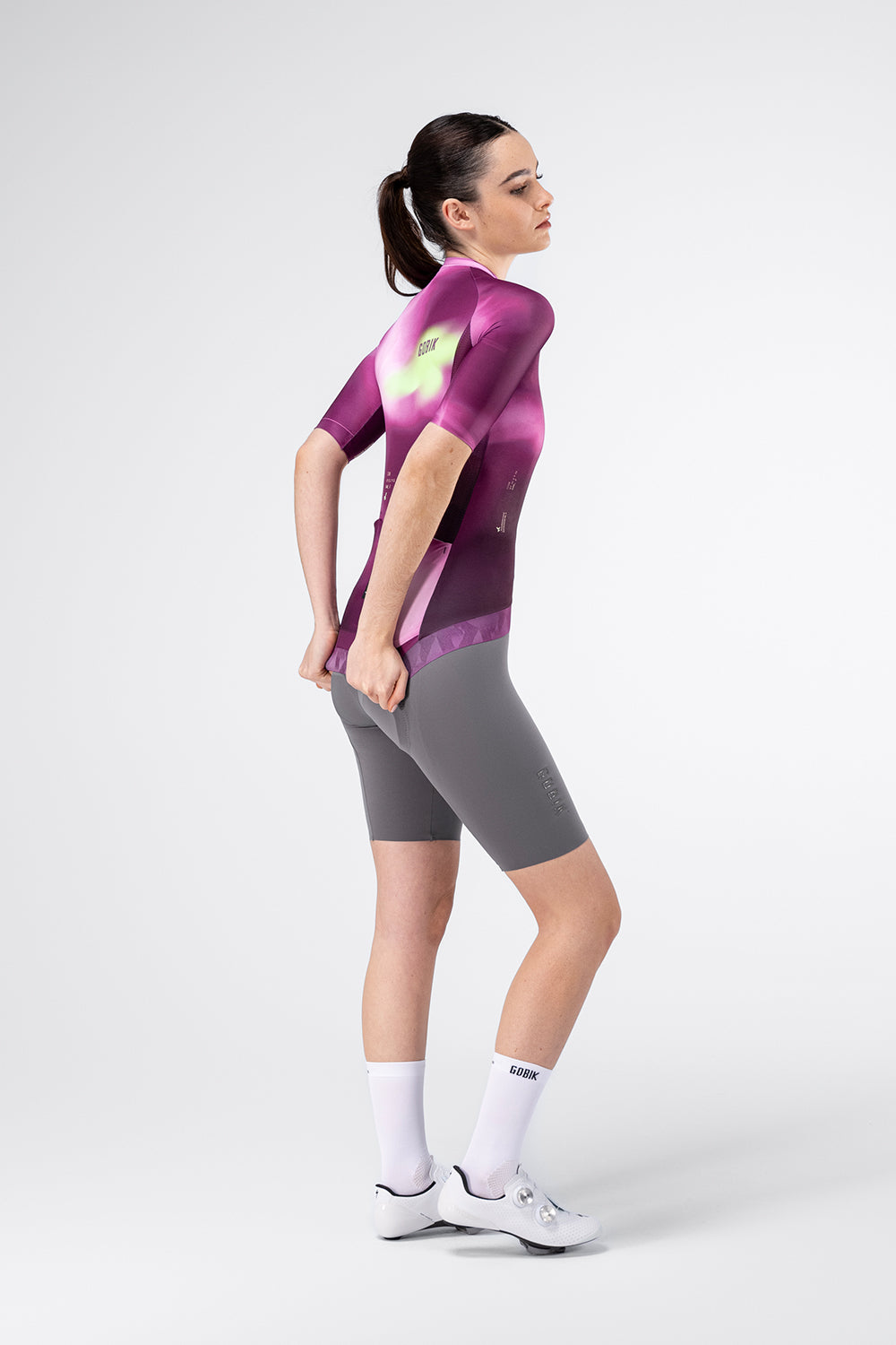 Maillot Gobik CX Pro 4.0 en Violet, vista lateral, llevado por la modelo #Color_Violet