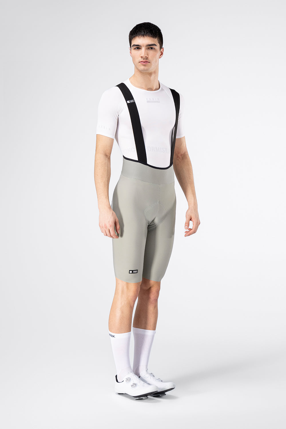 Culotte Corto Gobik Artic Stride en Tapioca Leek, vista frontal sobre modelo #Color_Tapioca Leek