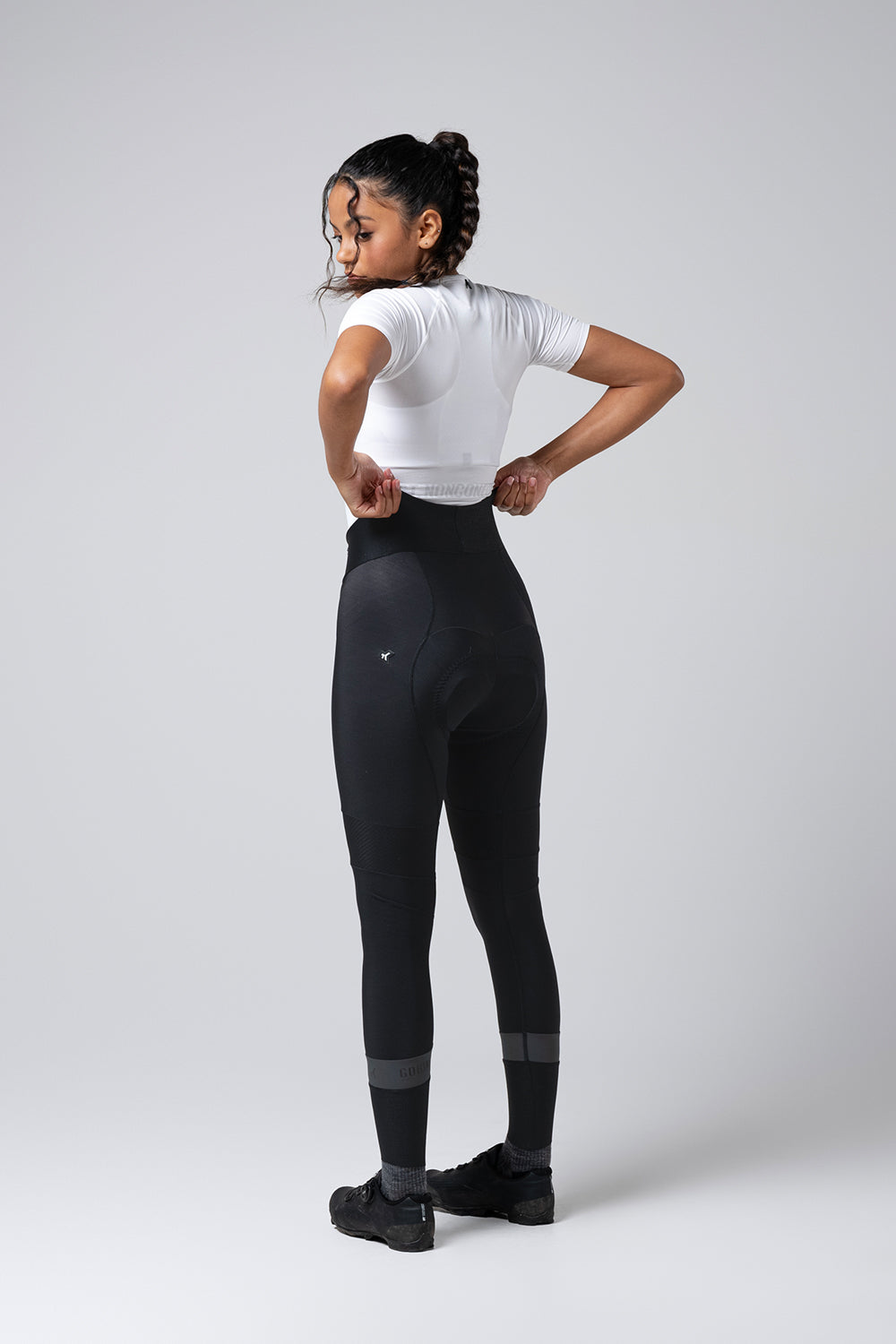 Mallas Largas Mujer Gobik Absolute 7.0 en Black, vista trasera sobre modelo #Color_Black
