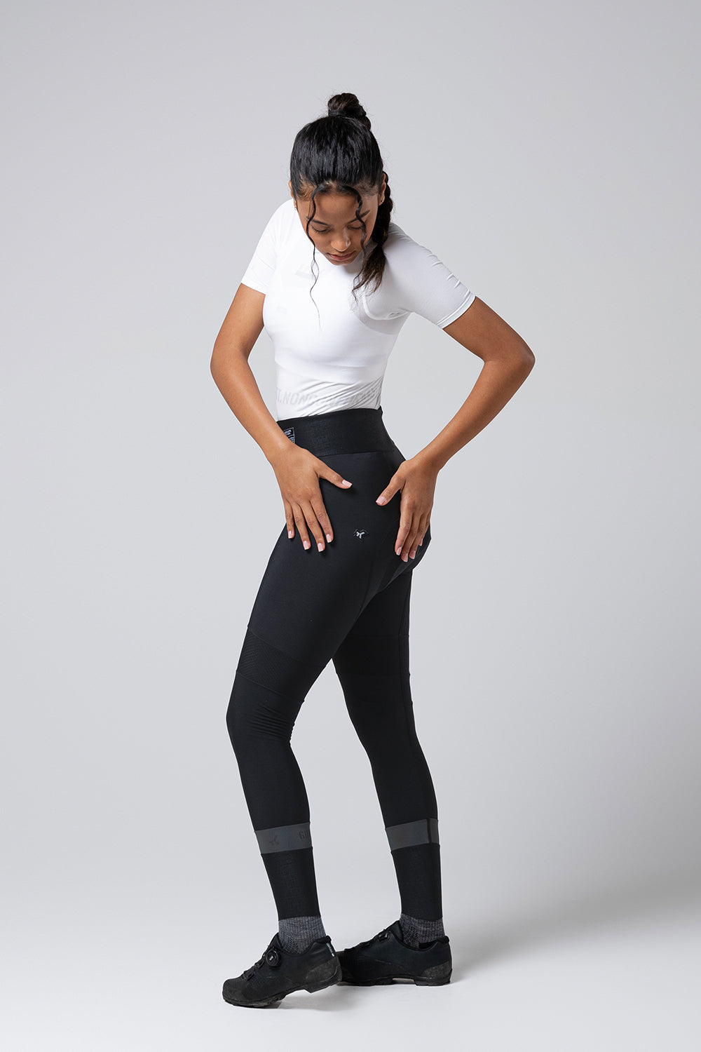 Mallas Largas Mujer Gobik Absolute 7.0 en Black, vista lateral sobre modelo #Color_Black