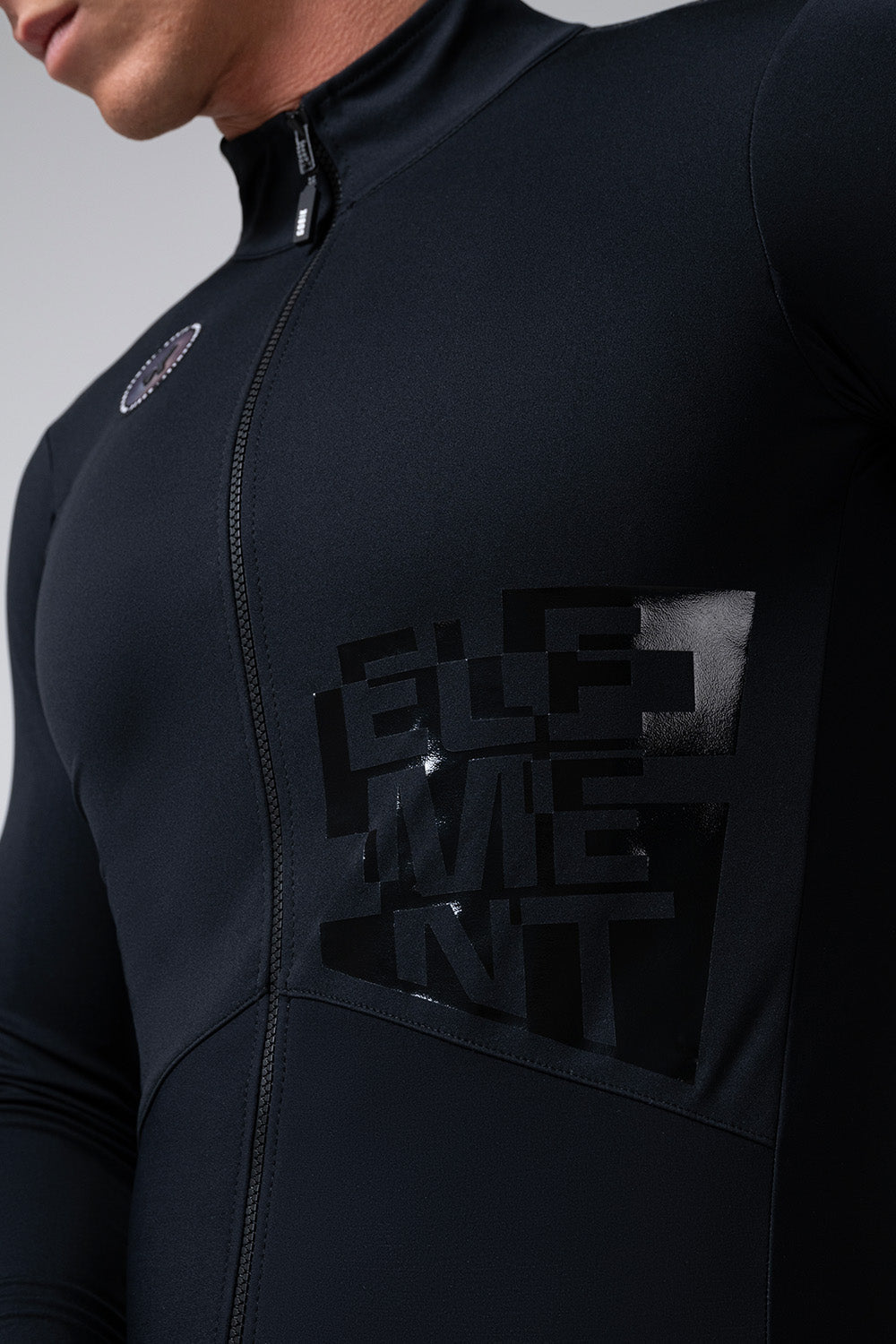 Chaqueta Gobik Element en Ink Black, detalle del bolsillo frontal con el logotipo Element #Color_Ink Black