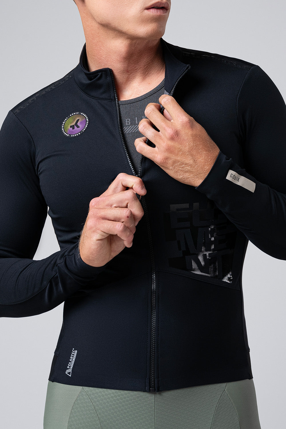 Chaqueta Gobik Element en Ink Black, detalle del pecho y la cremallera sellada #Color_Ink Black