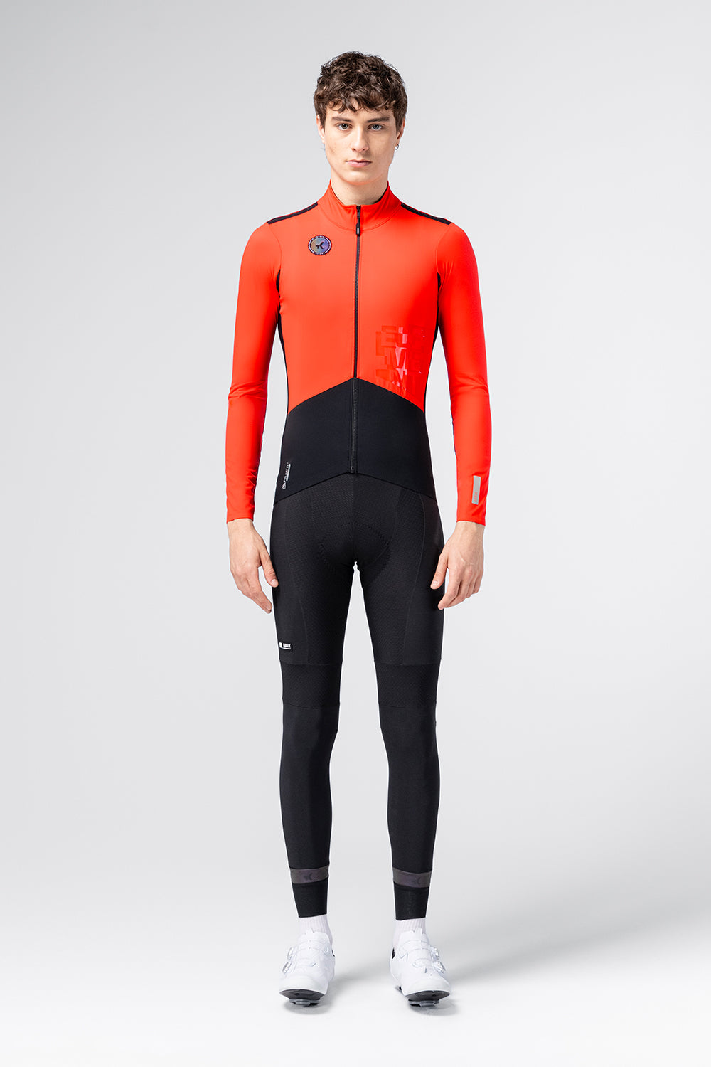 Chaqueta Gobik Element en Superflame, vista frontal sobre modelo #Color_Superflame