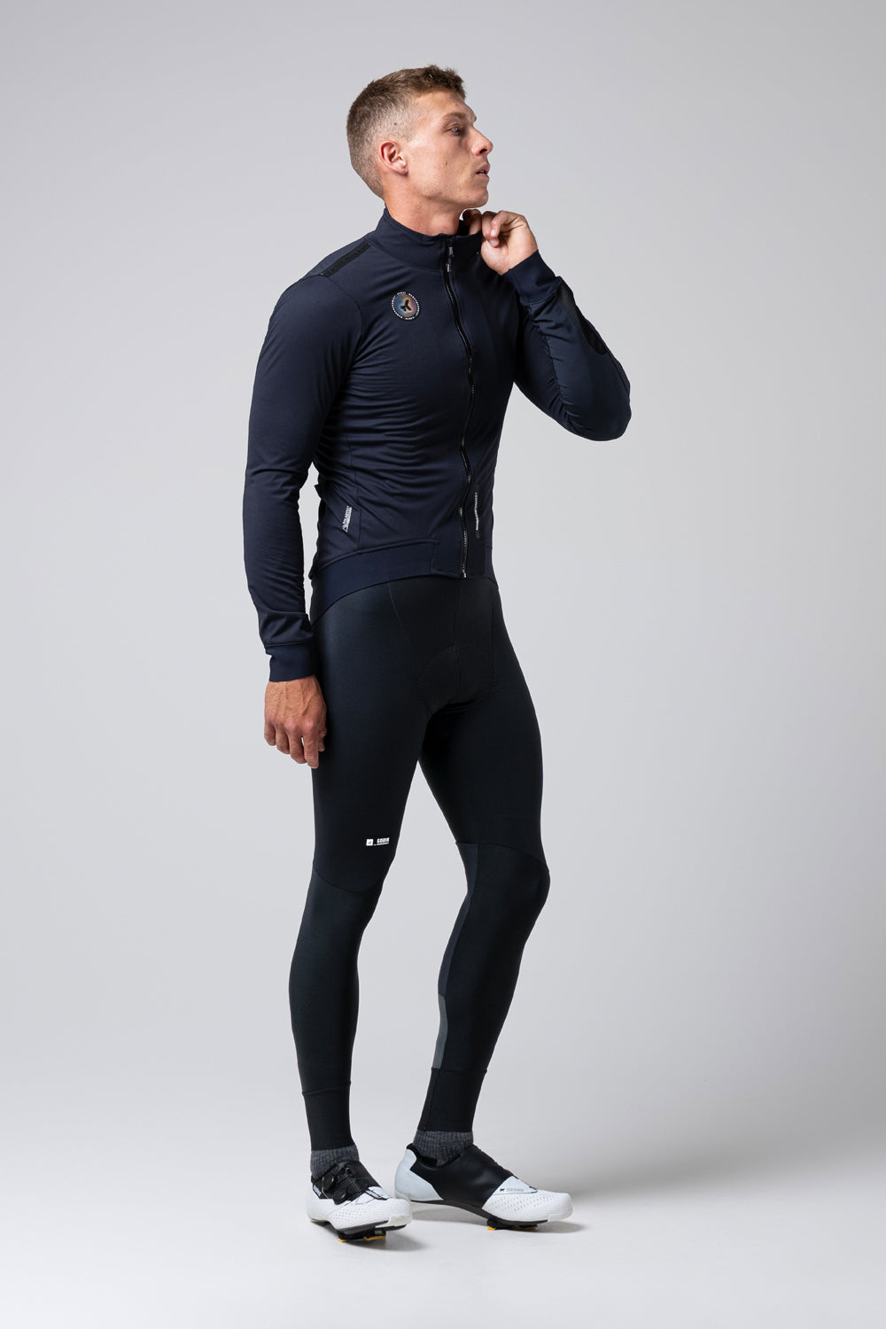 Chaqueta Gobik Armour 2.0 en Ultrablue, vista frontal de cuerpo entero sobre modelo masculino #Color_Ultrablue
