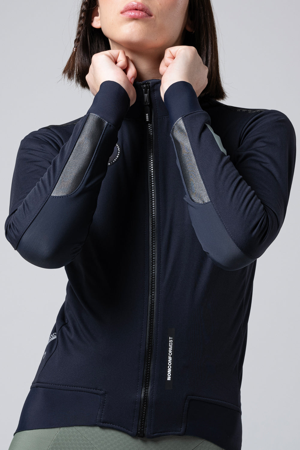 Chaqueta Gobik Armour 2.0 en Ultrablue, detalle de las mangas y los puños elásticos #Color_Ultrablue