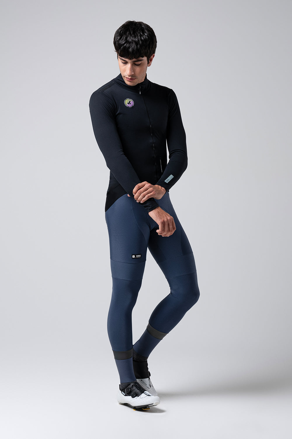 Chaqueta Gobik Envy 2.0 en Jet Black, vista lateral sobre modelo #Color_Jet Black