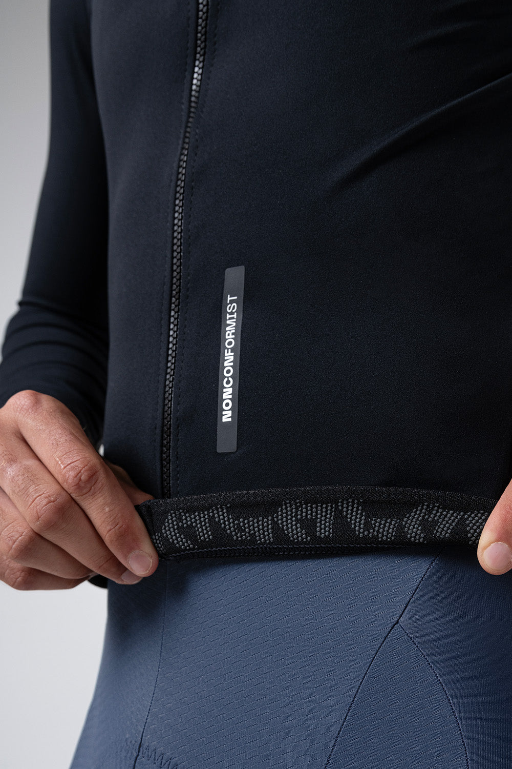 Chaqueta Gobik Envy 2.0 en Jet Black, detalle del bajo y la cintura elástica #Color_Jet Black