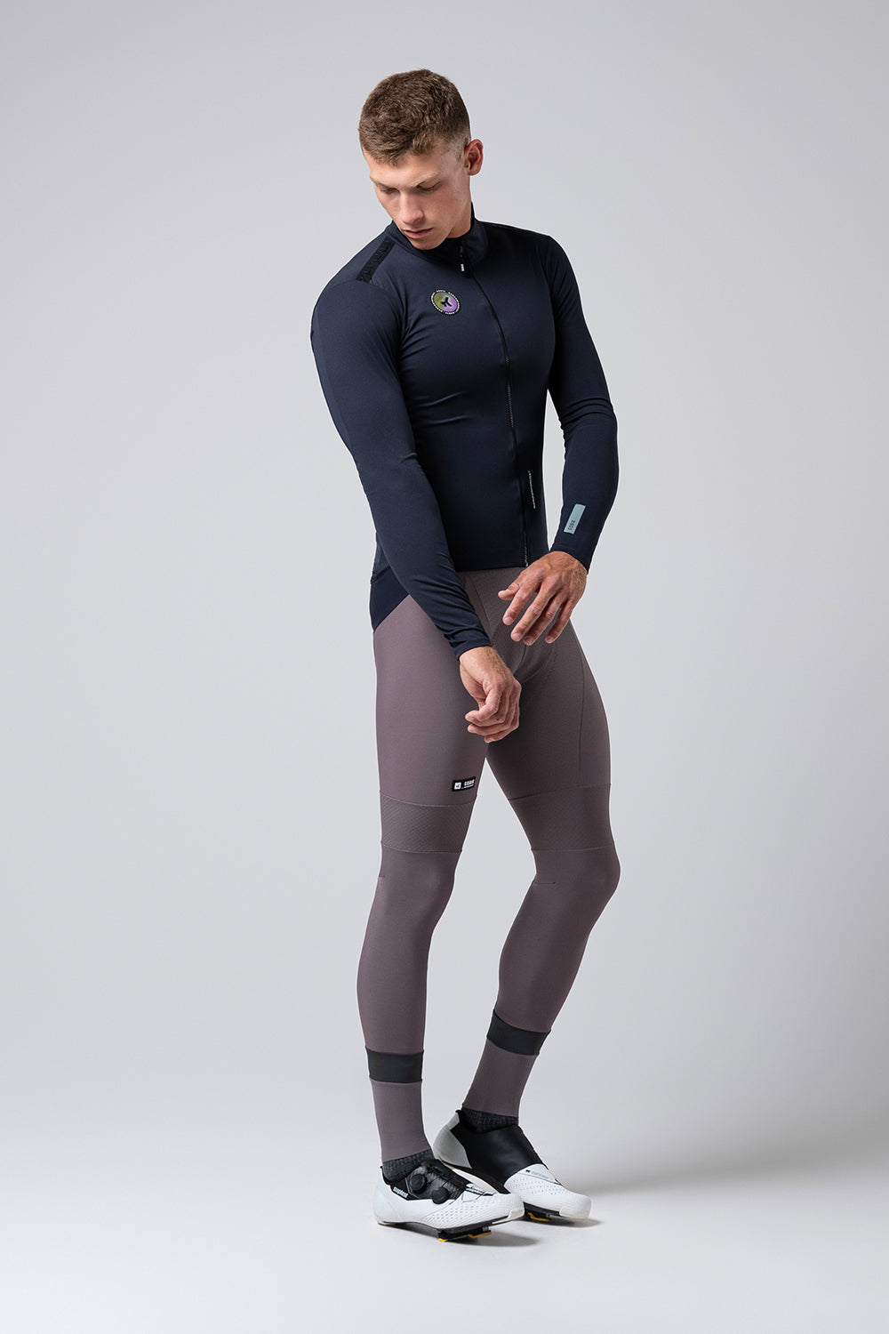 Chaqueta Gobik Envy 2.0 en Ultrablue, vista frontal sobre modelo #Color_Ultrablue