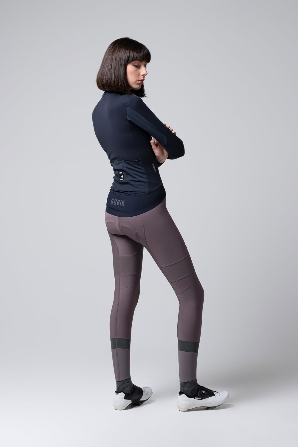 Chaqueta Mujer Gobik Envy 2.0 en Ultrablue, vista trasera de cuerpo entero sobre modelo #Color_Ultrablue