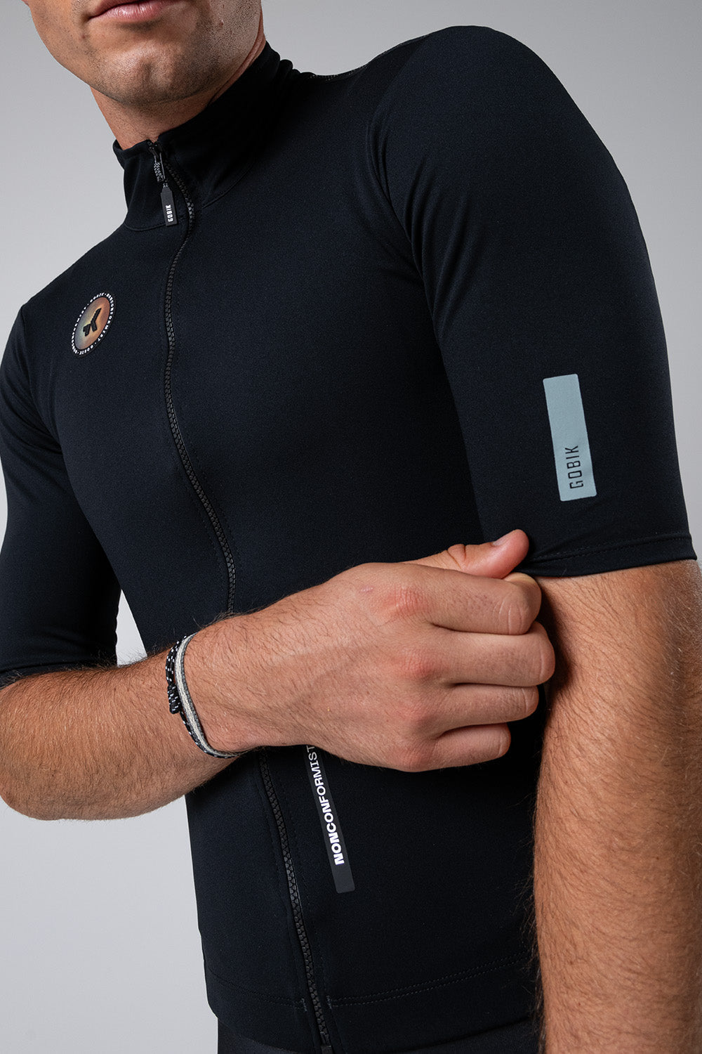 Chaqueta Manga Corta Gobik Envy 2.0 en Jet Black, detalle de la manga corta y la cremallera #Color_Jet Black