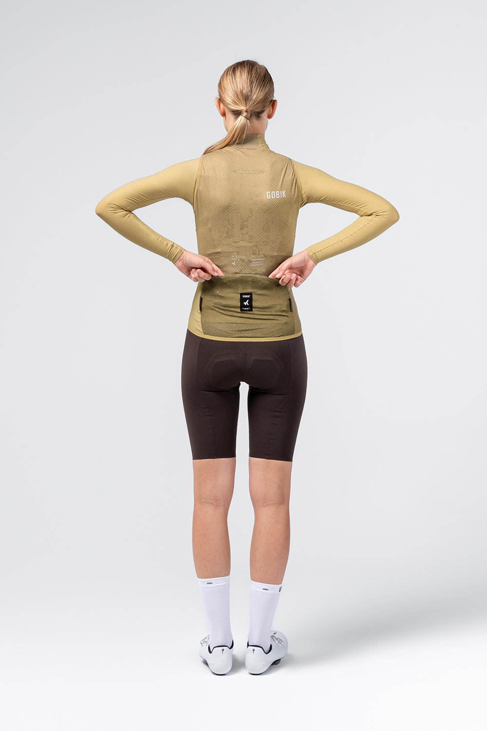 Chaleco Mujer Gobik Plus 2.0 en Keemun, vista trasera de cuerpo entero sobre modelo #Color_Keemun