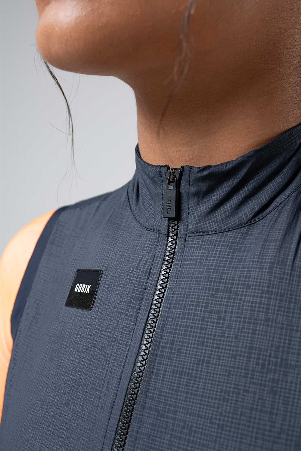 Chaleco Mujer Gobik Vector 2.0 en Ultrablue, detalle del cuello y la cremallera #Color_Ultrablue
