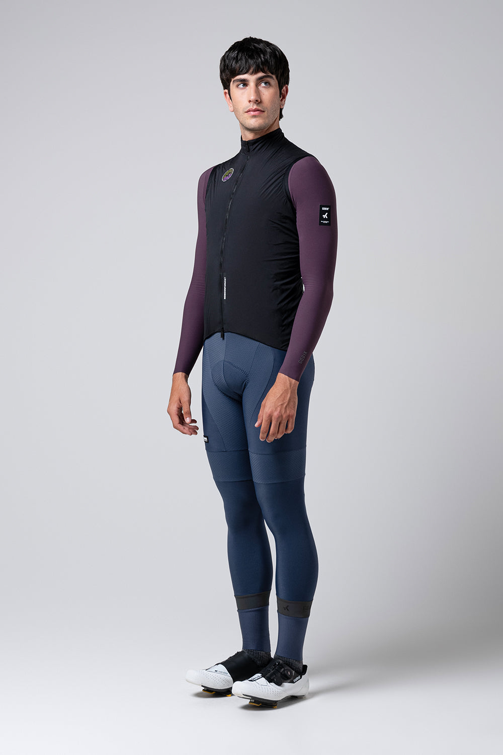 Chaleco Gobik Eminent 2.0 en Royal Black, vista frontal de cuerpo entero sobre modelo masculino #Color_Royal Black