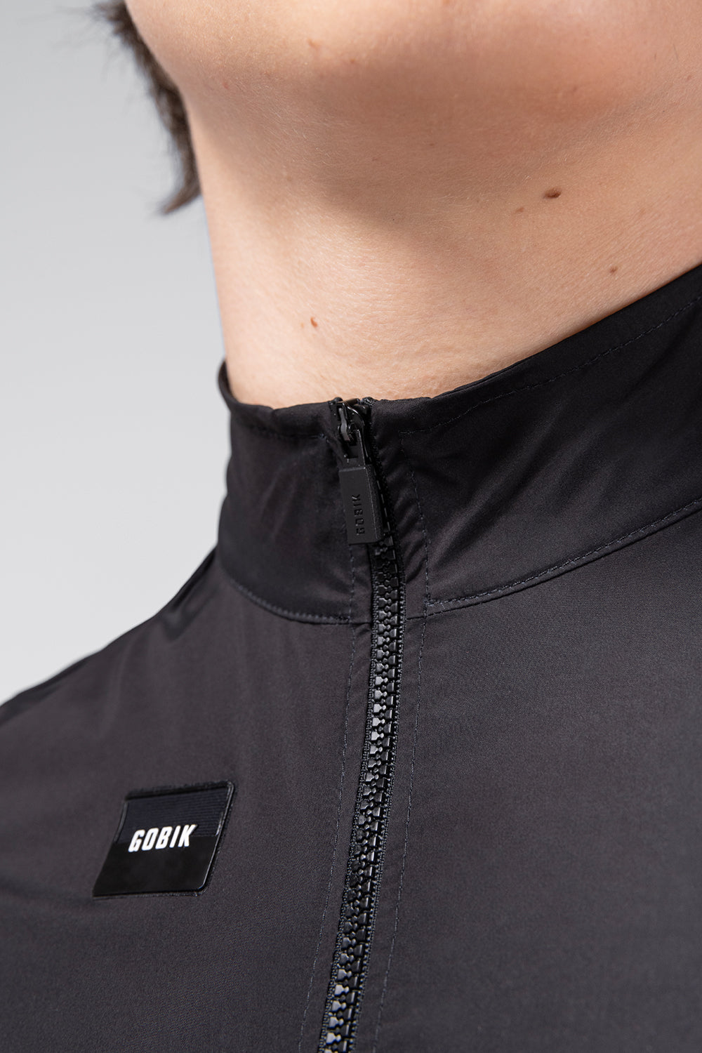Chaleco Gobik Prime en Ink Black, detalle del cuello y la cremallera #Color_Ink Black