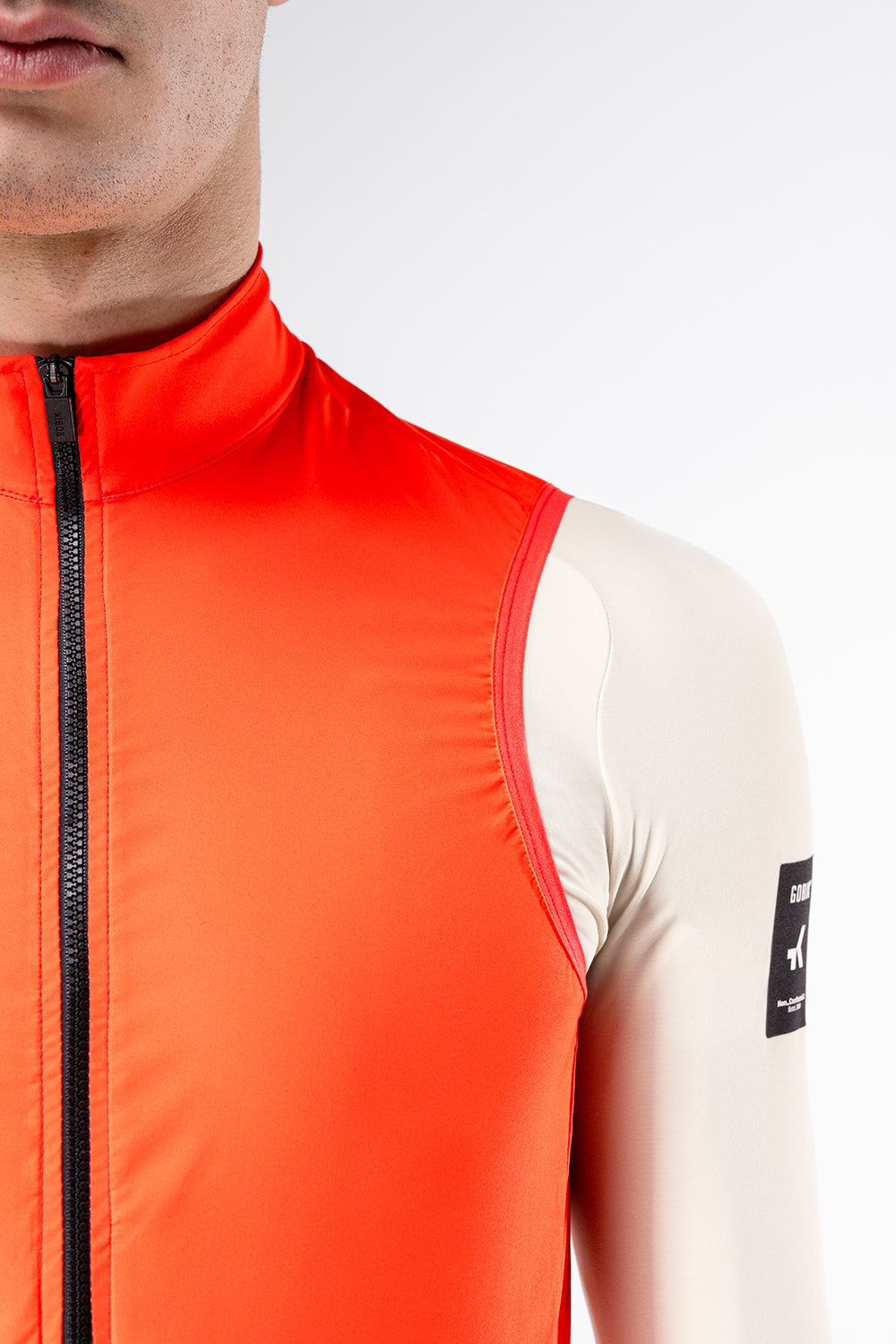 Chaleco Gobik Prime en Lava, detalle del hombro y la sisa #Color_Lava