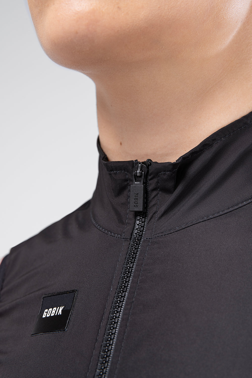 Chaleco Mujer Gobik Prime en Ink Black, detalle del cuello y la cremallera #Color_Ink Black