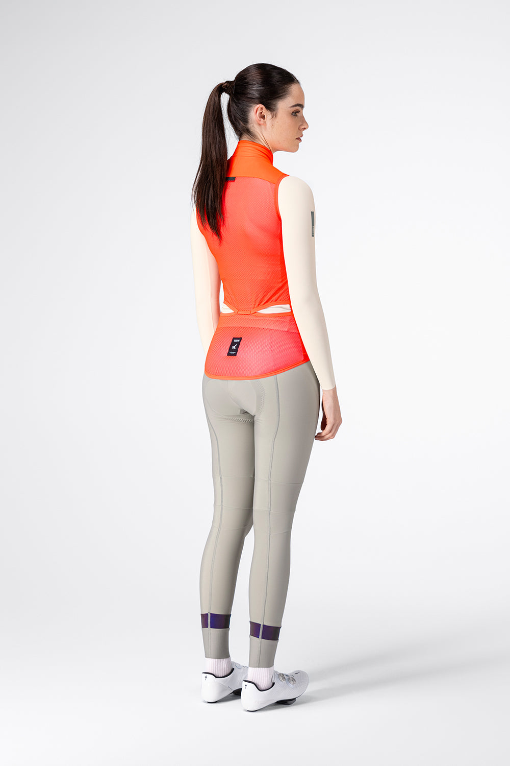 Chaleco Mujer Gobik Prime en Lava, vista trasera de cuerpo entero sobre modelo #Color_Lava