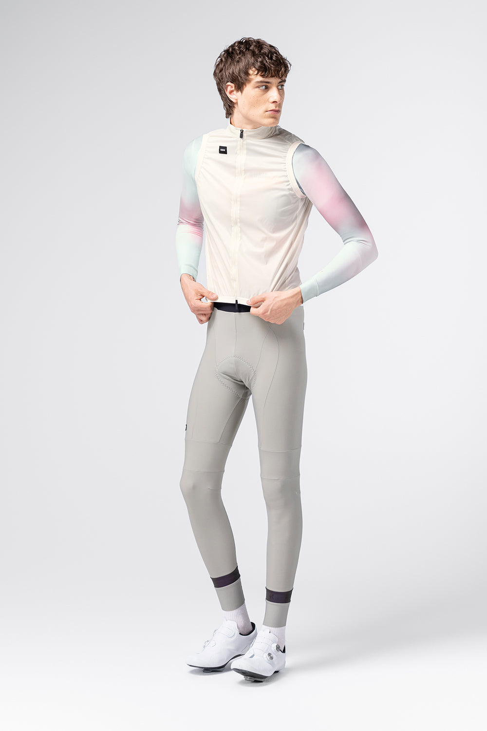 Chaleco Gobik Vector 3.0 en Crepe, vista lateral sobre modelo #Color_Crepe