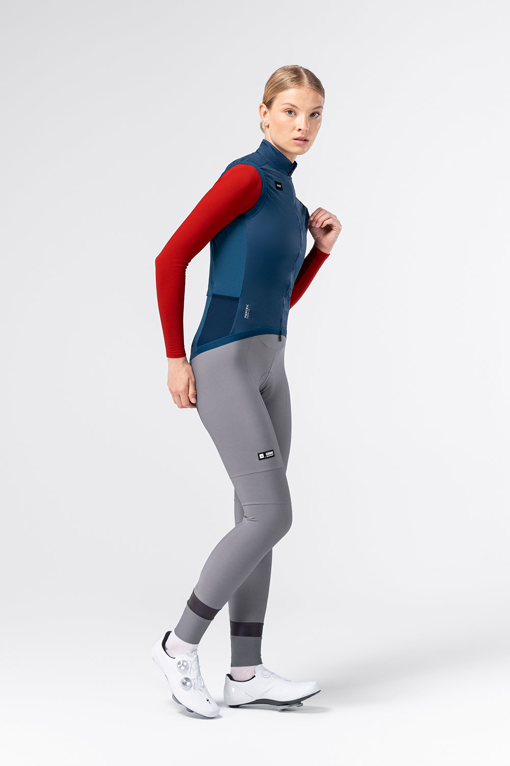 Chaleco Mujer Gobik Vector 3.0 en Assault, vista lateral de cuerpo entero sobre modelo #Color_Assault