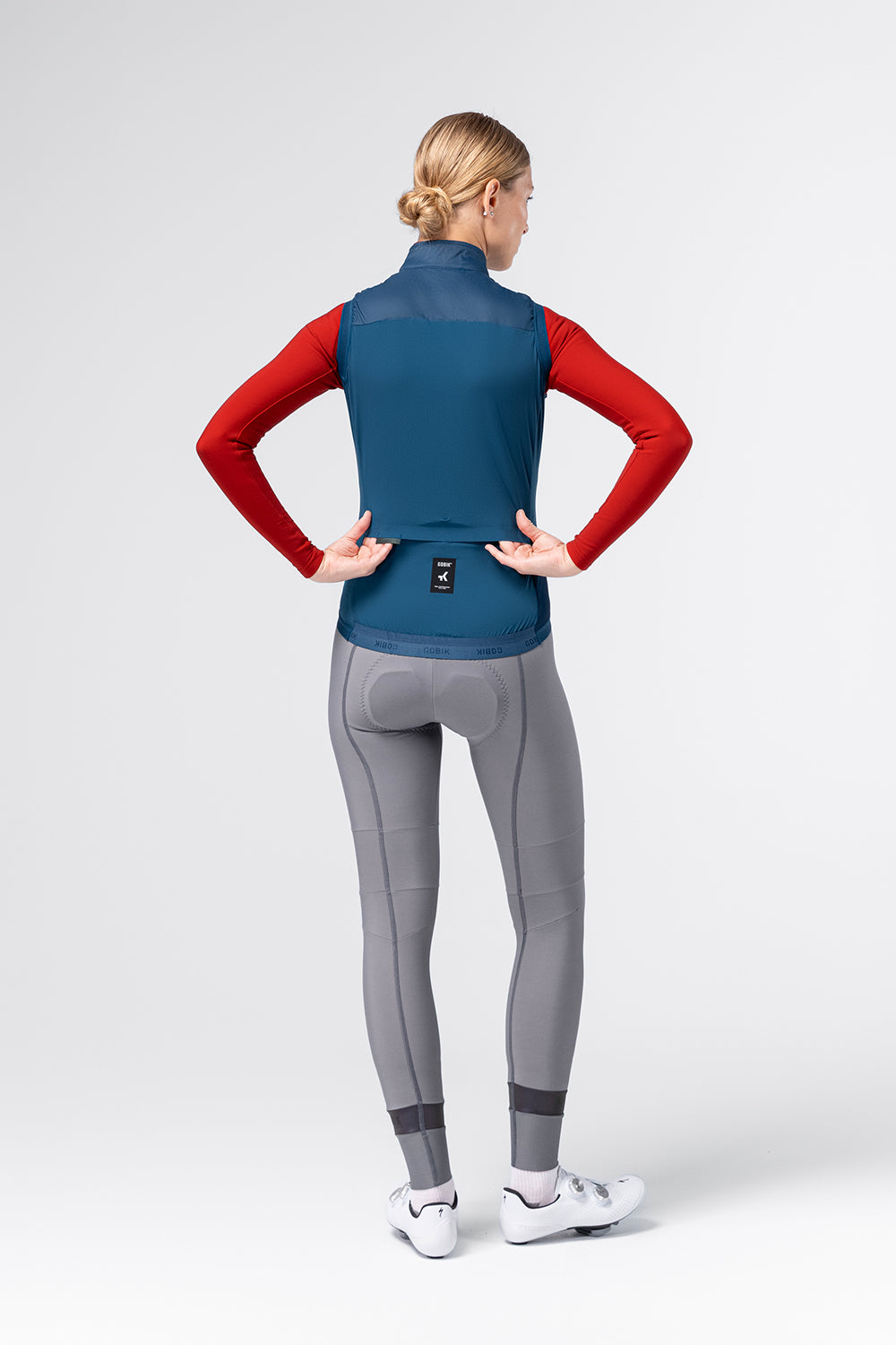 Chaleco Mujer Gobik Vector 3.0 en Assault, vista trasera de cuerpo entero sobre modelo #Color_Assault