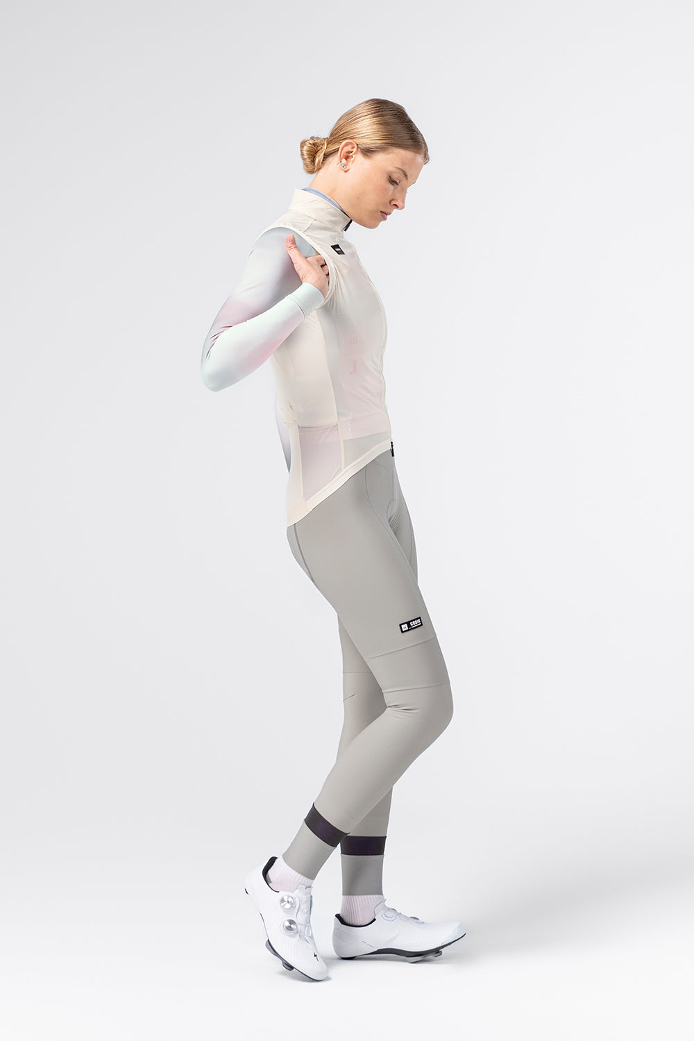 Chaleco Mujer Gobik Vector 3.0 en Crepe, vista lateral de cuerpo entero sobre modelo #Color_Crepe