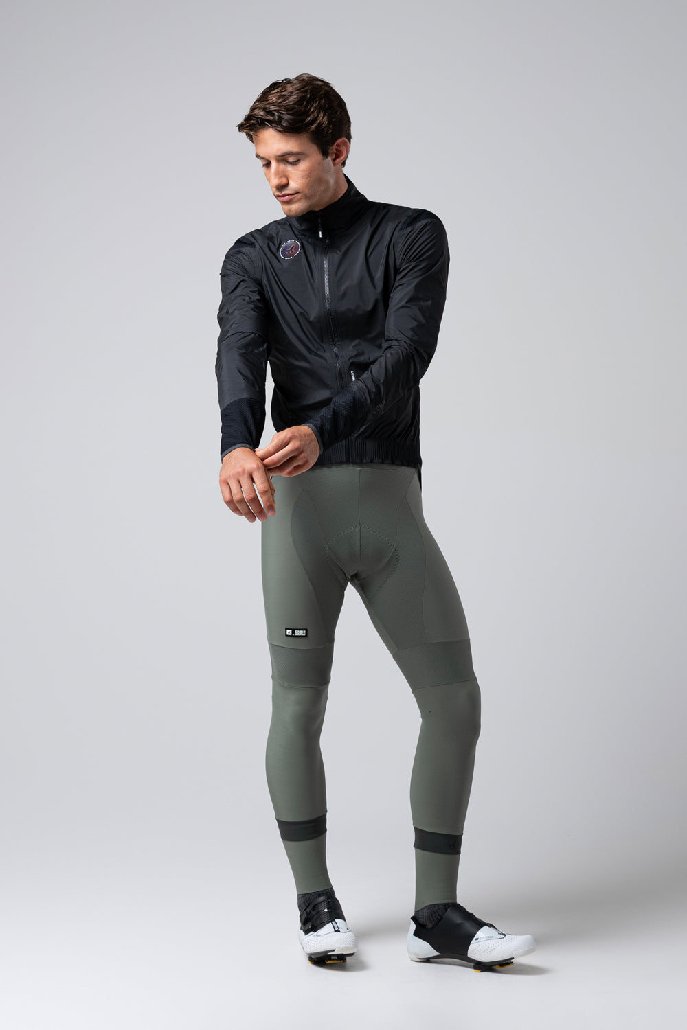 Chaqueta Gobik Exo 2.0 en Royal Black, vista frontal de cuerpo entero sobre modelo masculino #Color_Royal Black