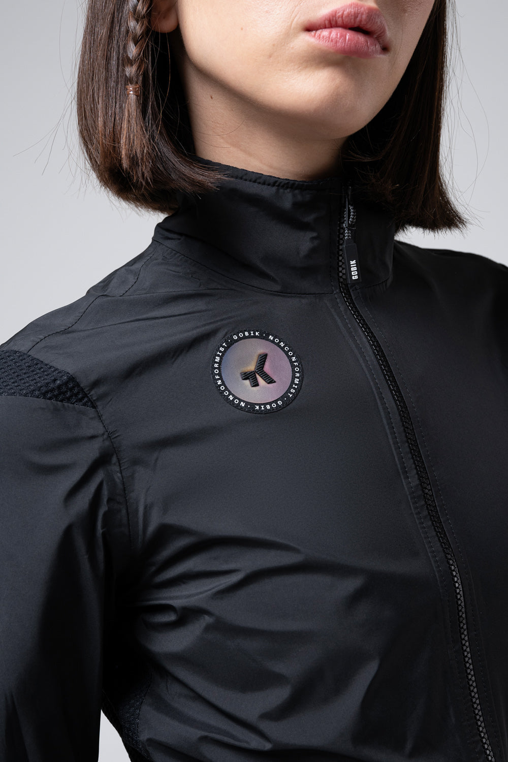 Chaqueta Gobik Exo 2.0 en Royal Black, detalle del cuello y el emblema circular #Color_Royal Black