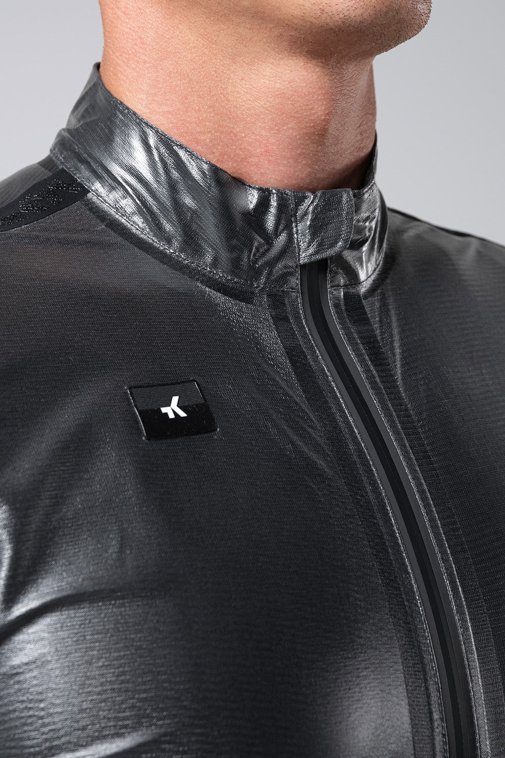 Chaqueta Gobik Pluvia 2.0 en True Black, detalle del hombro, el cuello y el logotipo #Color_True Black