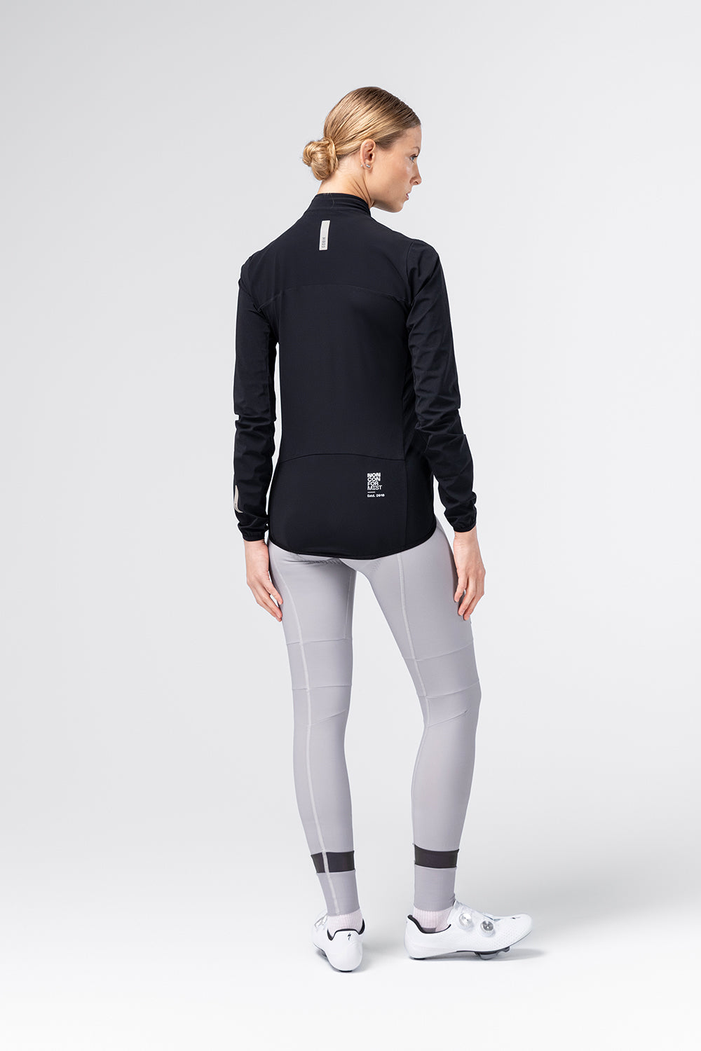 Chaqueta Gobik Selkie 2.0 en Black, vista trasera de cuerpo entero sobre modelo femenino #Color_Black