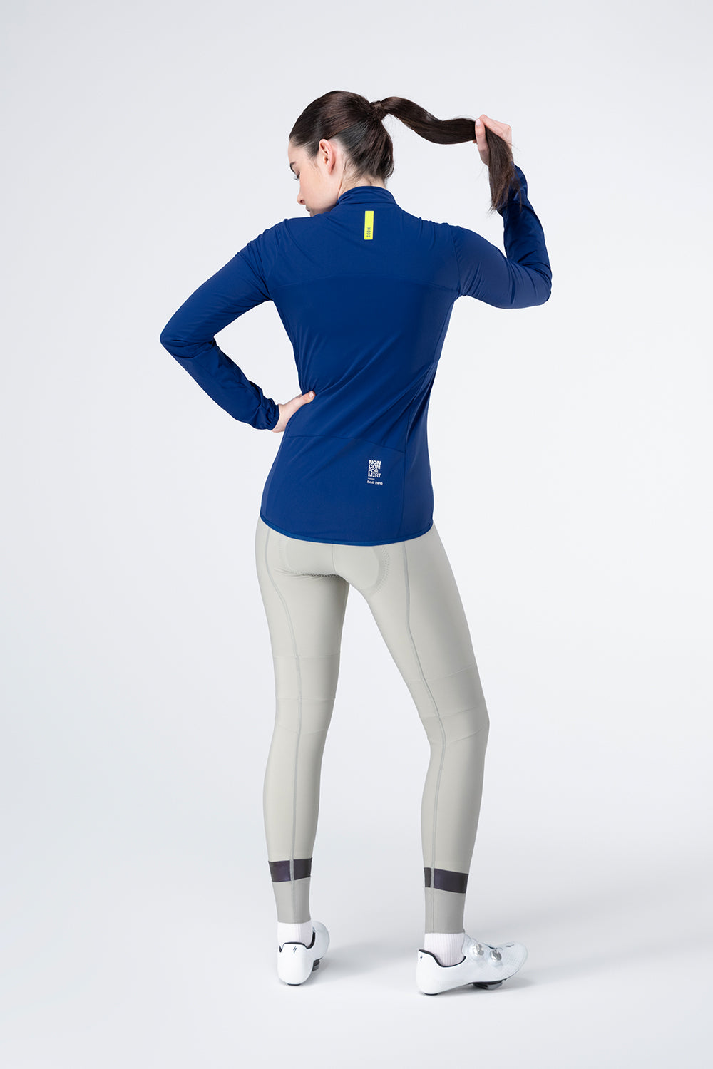 Chaqueta Gobik Selkie 2.0 en Ostuni, vista trasera de cuerpo entero sobre modelo femenino #Color_Ostuni