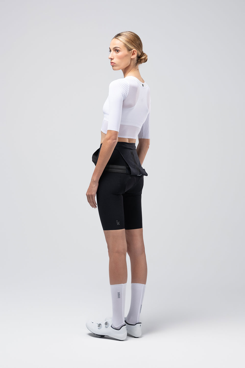 Camiseta Interior Gobik Boundary en White, vista lateral de la modelo femenina #Color_White