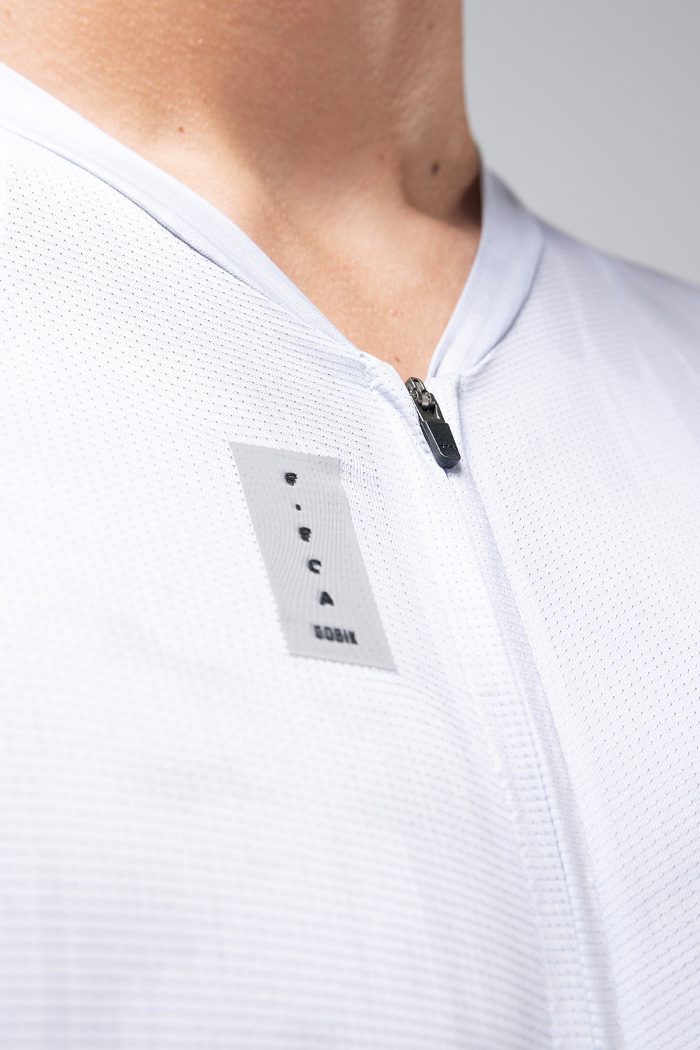 Mono Gobik Stratos en Steel, detalle del cuello y la cremallera #Color_Steel