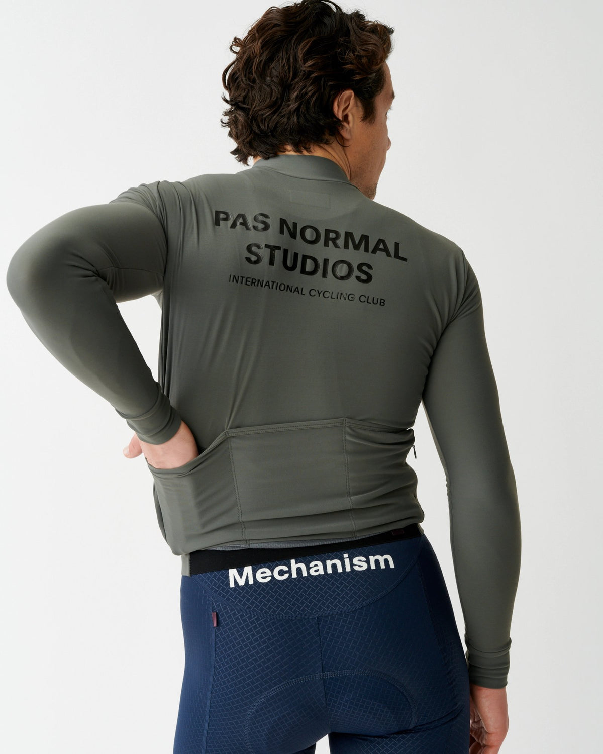 Maillot Largo Pas Normal Studios Mechanism en Dark Grey, sobre ciclista #Color_Dark Grey