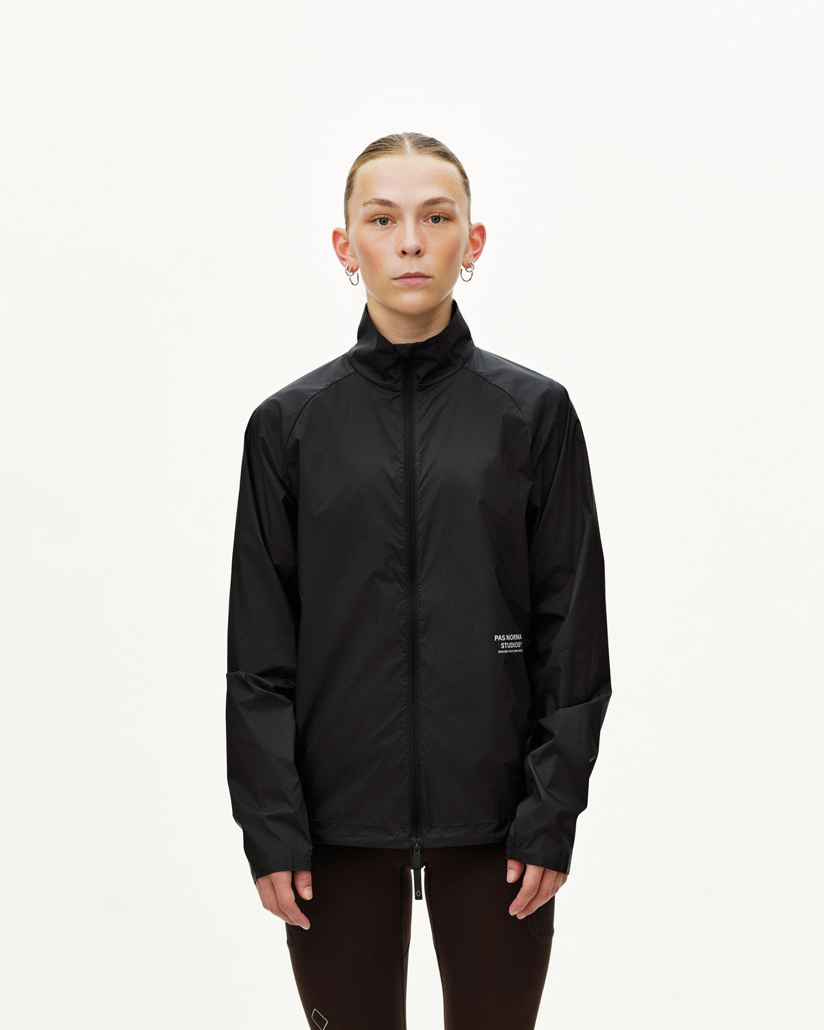 Chaqueta Pas Normal Studios Balance Windproof en Negro, puesta, vista frontal #Color_Negro