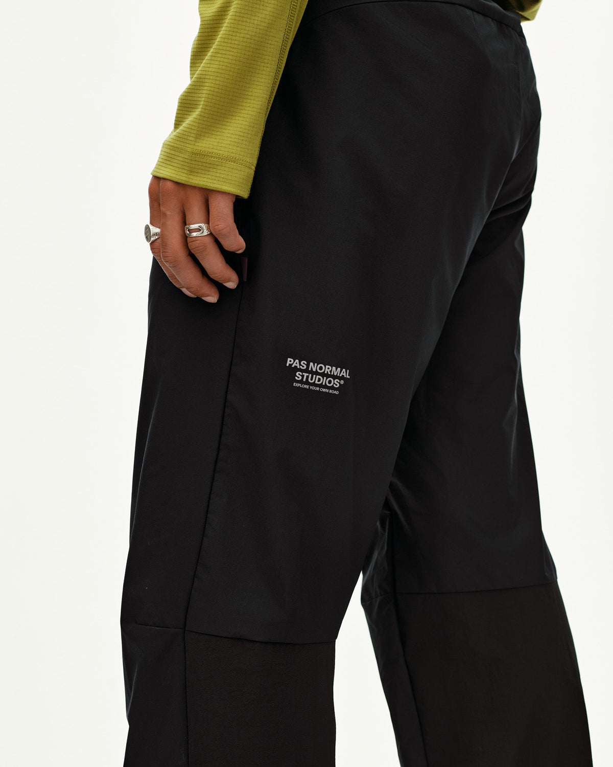 Pantalón Pas Normal Studios Balance Performance en Negro, puesta, vista lateral #Color_Negro